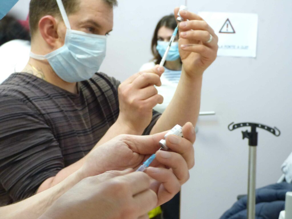 Un infirmier prépare les seringues de vaccination