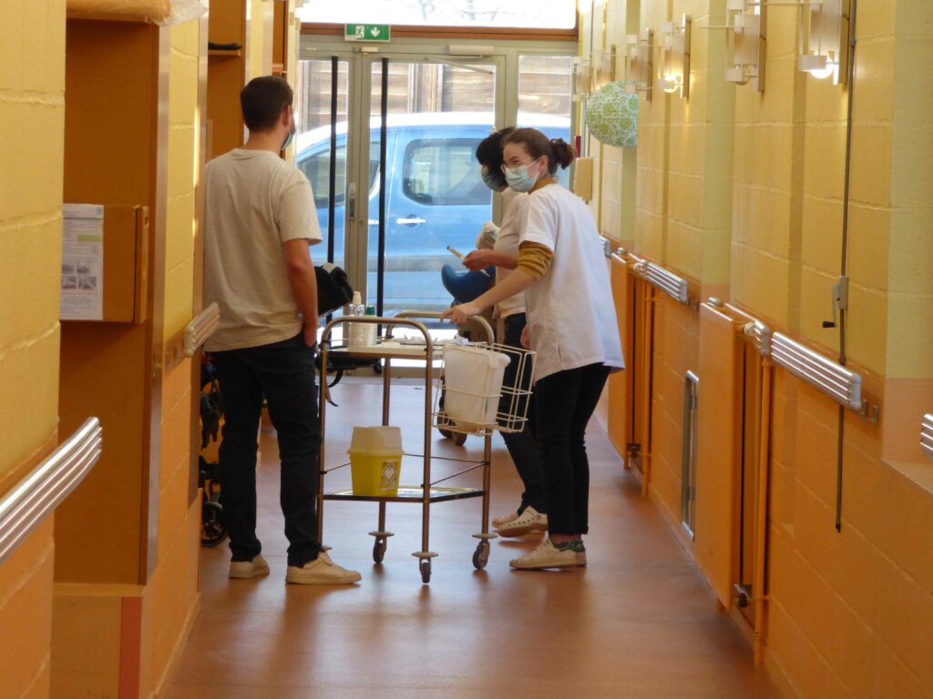 3 infirmiers circulent dans les couloirs de la Maison d'Accueil Spécialisée La Devinière