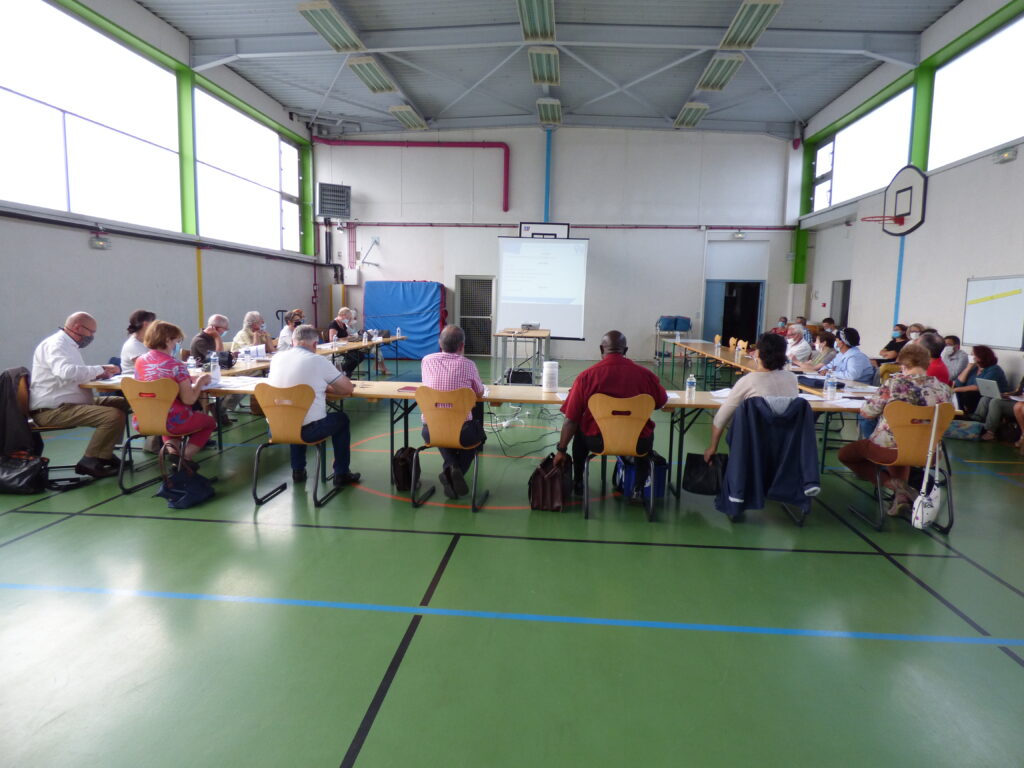 Les membres du Conseil d'Administration installés dans le gymnase de l'IME d'Orléans La Source, tables disposées en U